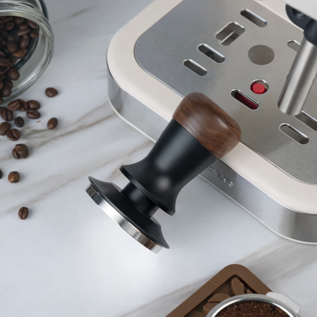 Professionel espressotamper med fjederbelastet nivelleringsfunktion og kalibreret tryk – 53 mm