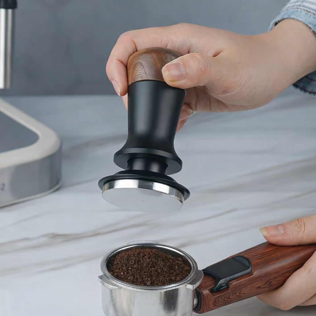 Professionel espressotamper med fjederbelastet nivelleringsfunktion og kalibreret tryk – 53 mm